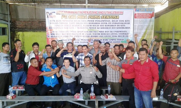100 Sopir Bus Komitmen Utamakan Keselamatan Penumpang 100 Sopir Bus Komitmen Utamakan Keselamatan Penumpang