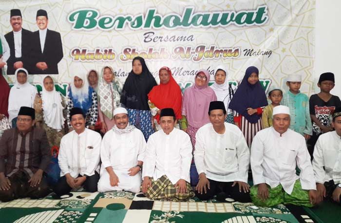 Wabup Qosim Bersalawat Dengan Ribuan Warga Wabup Qosim Bersalawat Dengan Ribuan Warga