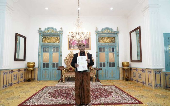 TOP! Kapolres Tuban dapat Gelar Kebangsawanan dari Keraton Surakarta TOP! Kapolres Tuban dapat Gelar Kebangsawanan dari Keraton Surakarta