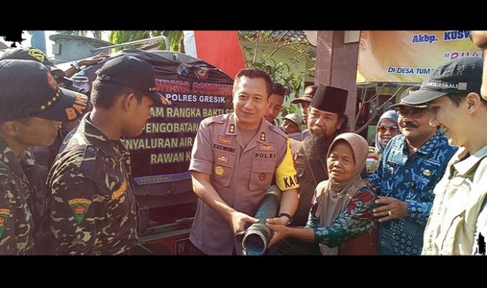 Kapolres Gresik Bantu 7 Tangki Air Bersih di Tumapel Duduksampeyan