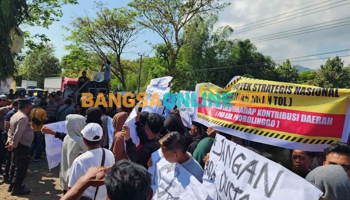 Formad Poros Timur Demo Kantor Maincont Pembangunan Tol Probowangi di Paiton