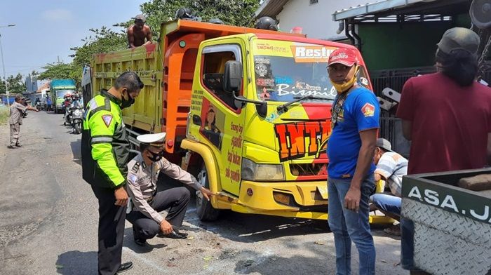 Terpeleset, Pemotor di Wonoayu Sidoarjo Tewas Hantam Belakang Dump Truk