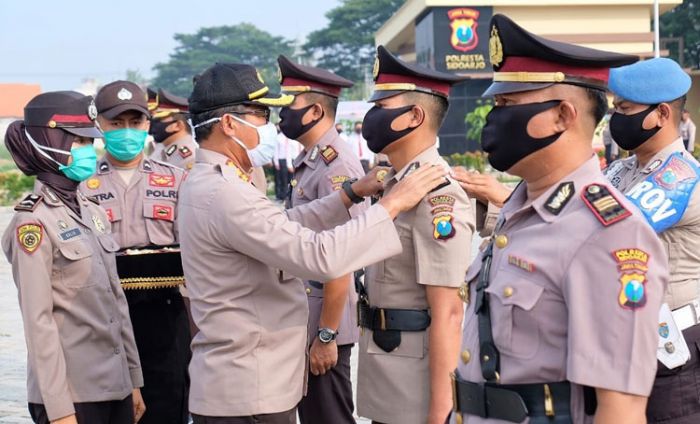 Kapolresta Sidoarjo Pimpin Sertijab Empat Kapolsek dan Beri Reward Anggota Berprestasi Kapolresta Sidoarjo Pimpin Sertijab Empat Kapolsek dan Beri Reward Anggota Berprestasi