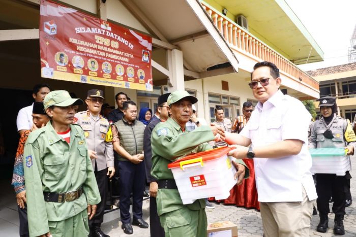Pj Gubernur Jatim Didampingi Ketua KPU RI Tinjau Kesiapan Pilkada 2024 di Pamekasan Pj Gubernur Jatim Didampingi Ketua KPU RI Tinjau Kesiapan Pilkada 2024 di Pamekasan