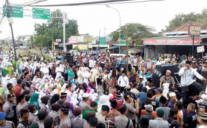 KPU Mojokerto Didemo Ribuan Pendukung Nisa-Syah KPU Mojokerto Didemo Ribuan Pendukung Nisa-Syah