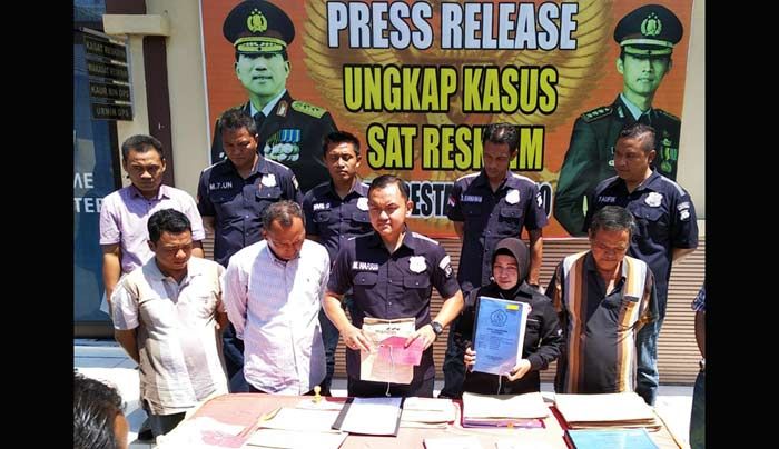 Lima Tersangka Korupsi Jalur Ekstrem Resmi Dijebloskan ke Rutan Sidoarjo Lima Tersangka Korupsi Jalur Ekstrem Resmi Dijebloskan ke Rutan Sidoarjo