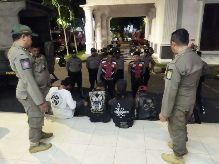 Resahkan Masyarakat, Polres Tuban Amankan Anak Punk yang Mangkal di Lampu Merah SMPN 4 Resahkan Masyarakat, Polres Tuban Amankan Anak Punk yang Mangkal di Lampu Merah SMPN 4