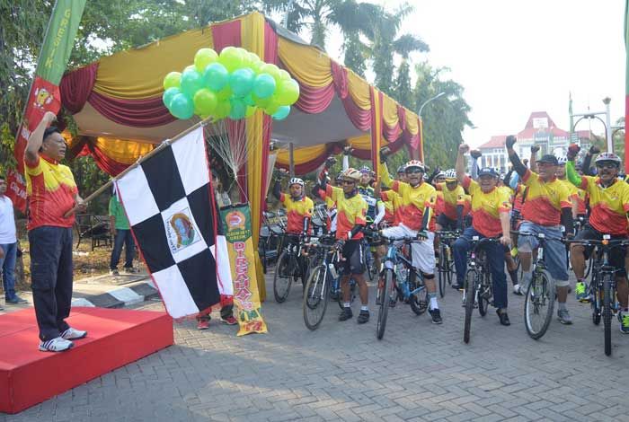 Bupati Sambari Berangkatkan Gowes 72 KM dalam Rangka HUT TNI