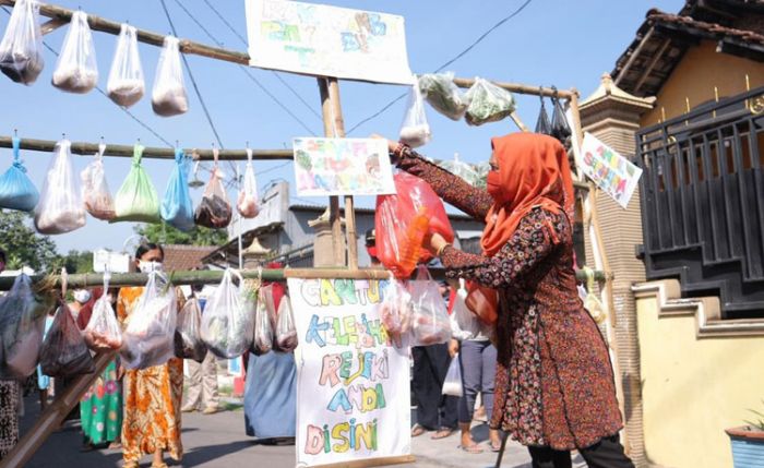 Emak-emak Dua Kelurahan ini Gantungkan Bahan Makanan, Bisa Diambil Gratis oleh Warga yang Butuh