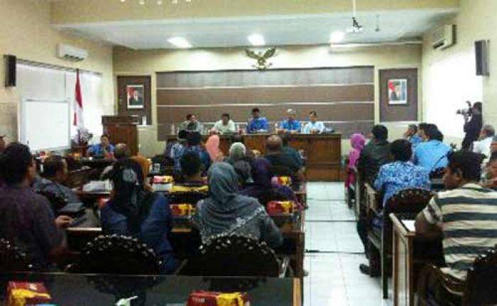 Korban Lumpur Lapindo Ngeluruk Kantor Bupati, Tagih Janji Dibangunkan Rumah Korban Lumpur Lapindo Ngeluruk Kantor Bupati, Tagih Janji Dibangunkan Rumah
