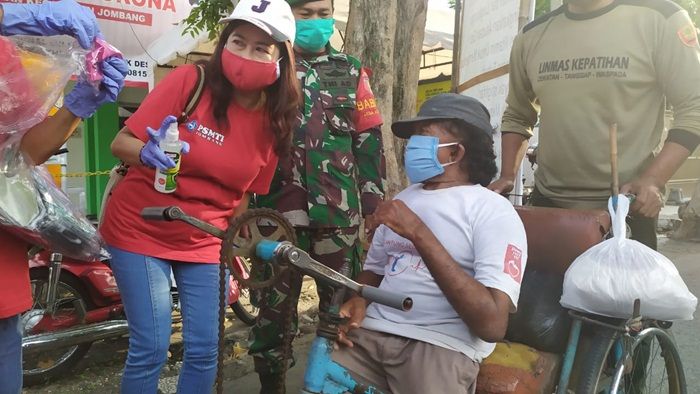 Peduli Covid-19, Paguyuban Tionghoa di Jombang Bagi-bagi Sembako ke Warga Difabel