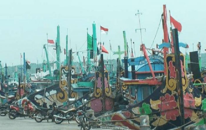 Ombak Besar, Nelayan Lamongan Takut Melaut Ombak Besar, Nelayan Lamongan Takut Melaut