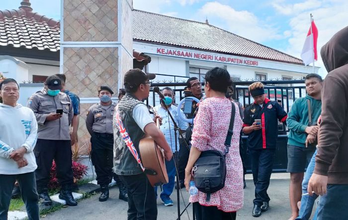 Demo Kantor Kejari, LPMK Kediri Desak Kasus Korupsi di Sebuah SMK di Pare Diusut Tuntas Demo Kantor Kejari, LPMK Kediri Desak Kasus Korupsi di Sebuah SMK di Pare Diusut Tuntas