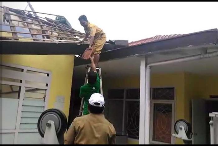 Atap Puskesmas Pasean Ambruk Diterjang Angin Kencang Saat Hujan Lebat Atap Puskesmas Pasean Ambruk Diterjang Angin Kencang Saat Hujan Lebat