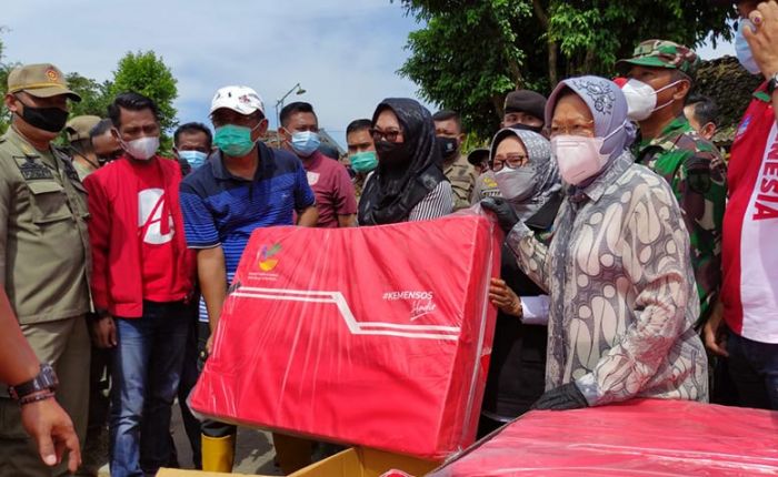 Kunjungi Korban Banjir di Jombang, Risma Berikan Bantuan Kunjungi Korban Banjir di Jombang, Risma Berikan Bantuan