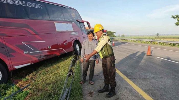 Diduga Sopir Mengantuk, Bus Pariwisata Terperosok di Tol Jomo