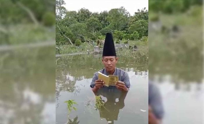 Viral! Warga Gading Watu Gresik Berdoa di Makam Terendam Banjir Kali Lamong Viral! Warga Gading Watu Gresik Berdoa di Makam Terendam Banjir Kali Lamong