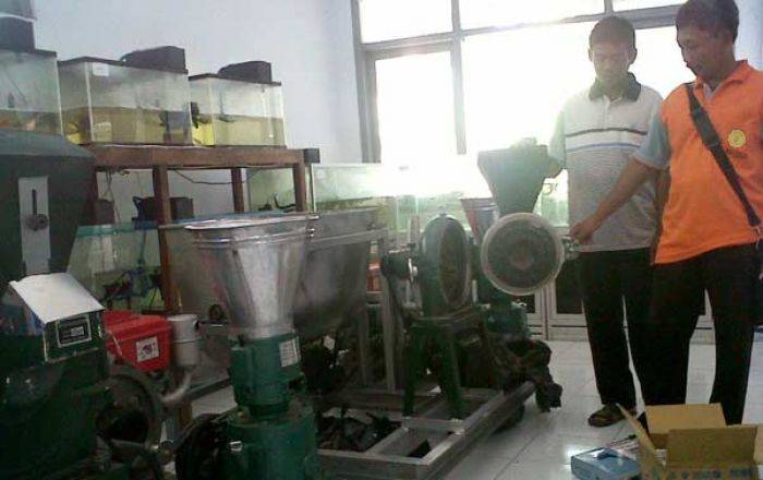Poktan Ikan di Tulungagung Digelontor Bantuan Mesin Pakan Ikan Poktan Ikan di Tulungagung Digelontor Bantuan Mesin Pakan Ikan