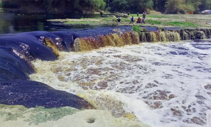 Terkena Limbah Pabrik Batik, Air Sungai Bengawan Solo Berubah Warna Jadi Hitam