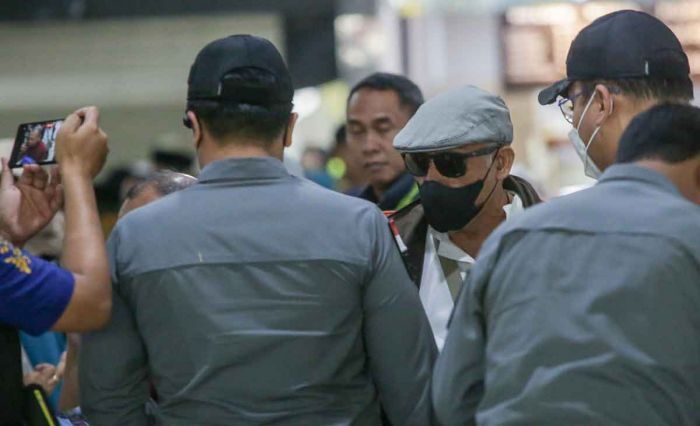 Kanwil Kemenkumham Jatim Deportasi WN Singapura yang Jadi Dosen di Tulungagung Kanwil Kemenkumham Jatim Deportasi WN Singapura yang Jadi Dosen di Tulungagung