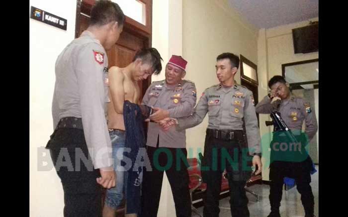 Todong Korban Gunakan Sajam, Perampas Motor di Situbondo Babak Belur Dihajar Massa Todong Korban Gunakan Sajam, Perampas Motor di Situbondo Babak Belur Dihajar Massa