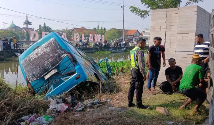 Sopir Diduga Lalai, Mobil Elf Terjun ke Sungai di Lamongan