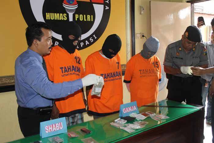 Oknum Satpol PP Pemkot Blitar Edarkan Sabu Oknum Satpol PP Pemkot Blitar Edarkan Sabu