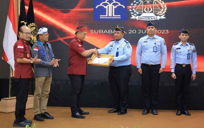 Petugas Imigrasi Ponorogo Penangkap Sindikat Perdagangan Organ Raih Penghargaan dari Dirjen Imigrasi Petugas Imigrasi Ponorogo Penangkap Sindikat Perdagangan Organ Raih Penghargaan dari Dirjen Imigrasi