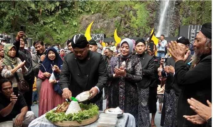 Bupati Marhaen Ajak Lestarikan Budaya Siraman Sedudo Bupati Marhaen Ajak Lestarikan Budaya Siraman Sedudo