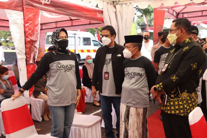 Gandeng OJK dan Pemkot Batu, Bank Jatim Gelar 5.000 Vaksinasi Gandeng OJK dan Pemkot Batu, Bank Jatim Gelar 5.000 Vaksinasi