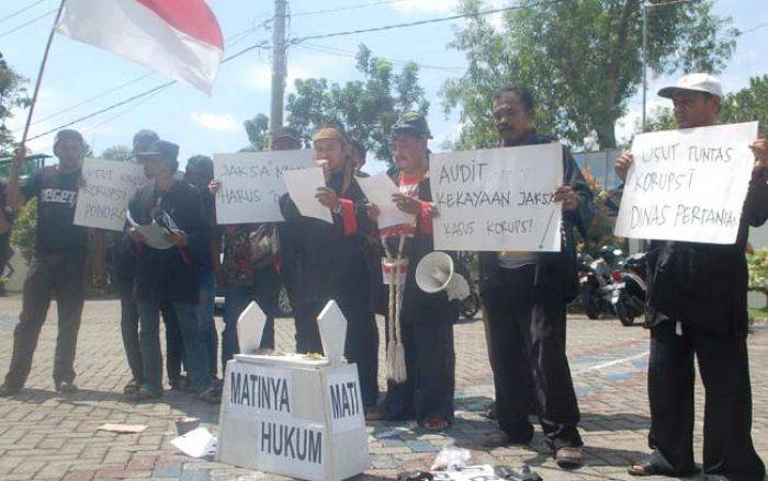 Desak Tuntaskan Kasus Korupsi, Kejari Ponorogo Didemo