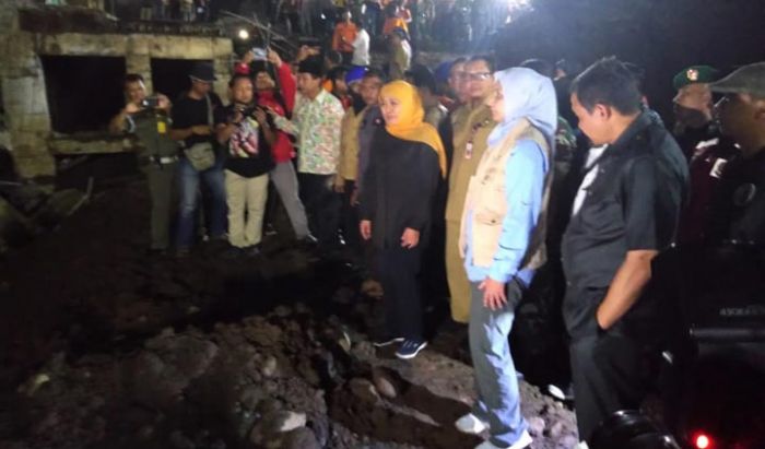 Datang Tengah Malam, Gubernur Jatim Tinjau Bencana Jalan dan Ruko Ambles di Jember