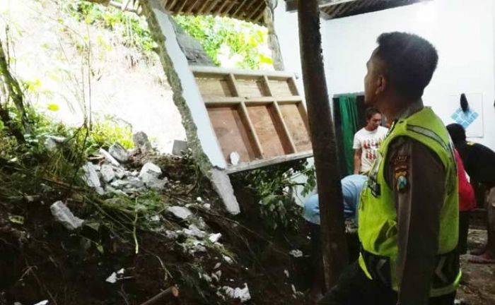 Diguyur Hujan Lebat, Bencana Tanah Longsor Kembali Menimpa Warga Gandusari Diguyur Hujan Lebat, Bencana Tanah Longsor Kembali Menimpa Warga Gandusari