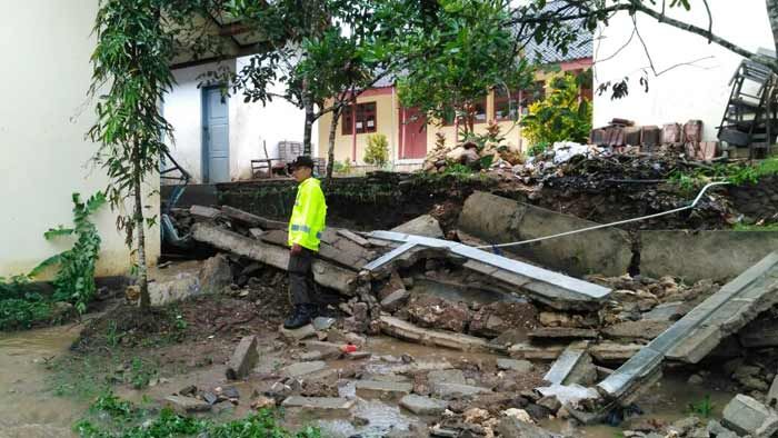 Longsor Terjang Tulakan Pacitan, Dua Sekolah Rusak Parah Longsor Terjang Tulakan Pacitan, Dua Sekolah Rusak Parah