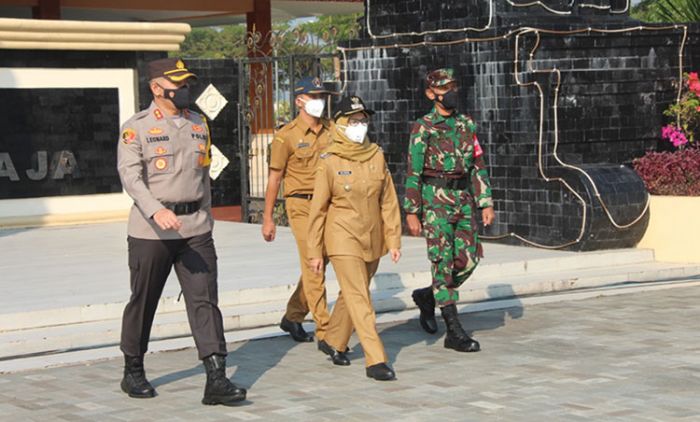 Pimpin Apel Kesiapan Pengamanan, Bupati Blitar: Patuhi Aturan Larangan Mudik Pimpin Apel Kesiapan Pengamanan, Bupati Blitar: Patuhi Aturan Larangan Mudik