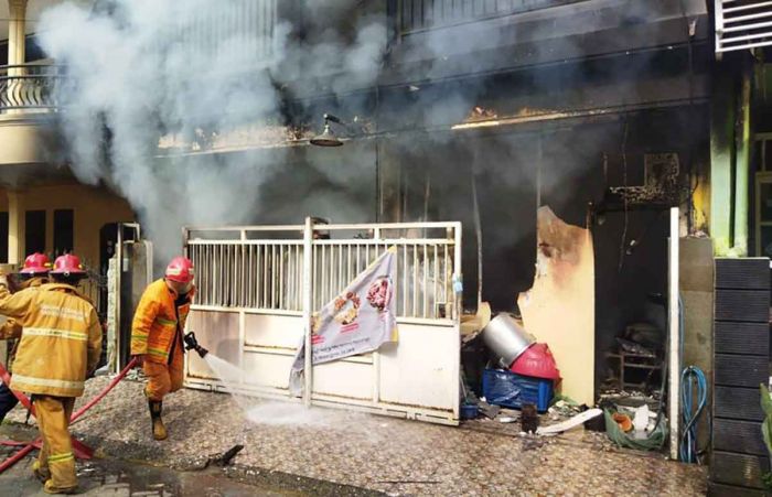 Elpiji Meledak, Rumah Tiga Lantai Milik Juragan Katering di Gresik Terbakar Elpiji Meledak, Rumah Tiga Lantai Milik Juragan Katering di Gresik Terbakar