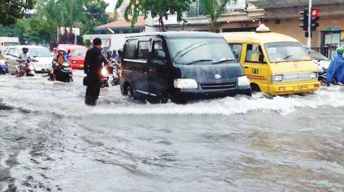 Grahadi Tergenang, Banjir Surabaya Kian Meluas, Pemkot Dinilai Gagal
