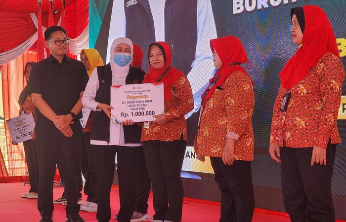 Gubernur Khofifah Salurkan BLT DBHCHT Rp2,5 Miliar untuk 2.508 Buruh Linting Sampoerna Rungkut II
