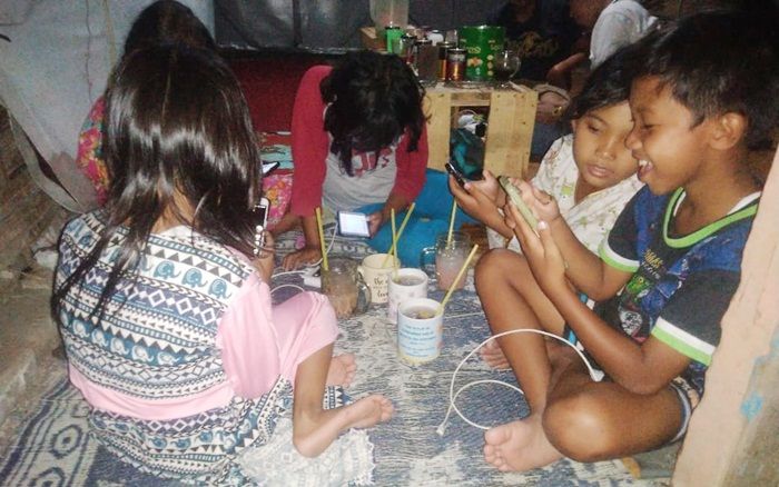 5 Bocah SD Manfaatkan Garasi Usang Jadi Tempat Belajar dan Bermain Gadget 5 Bocah SD Manfaatkan Garasi Usang Jadi Tempat Belajar dan Bermain Gadget