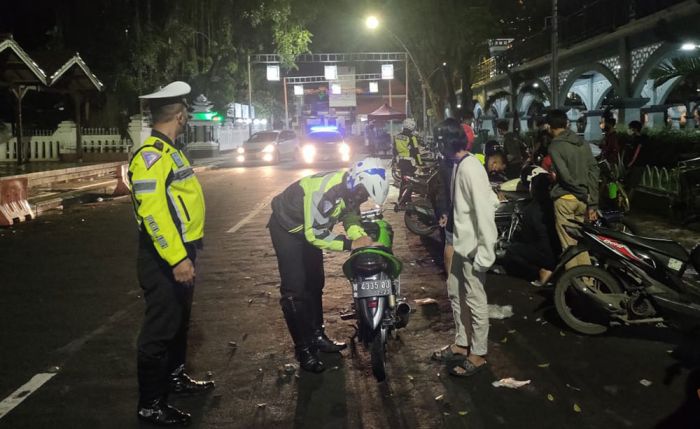 Resahkan Warga, Polres Gresik Amankan Pengendara Motor Knalpot Brong Resahkan Warga, Polres Gresik Amankan Pengendara Motor Knalpot Brong