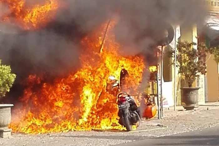 Pindahkan Bensin Dekat Kompor, Kios Tambal Ban Ludes Terbakar