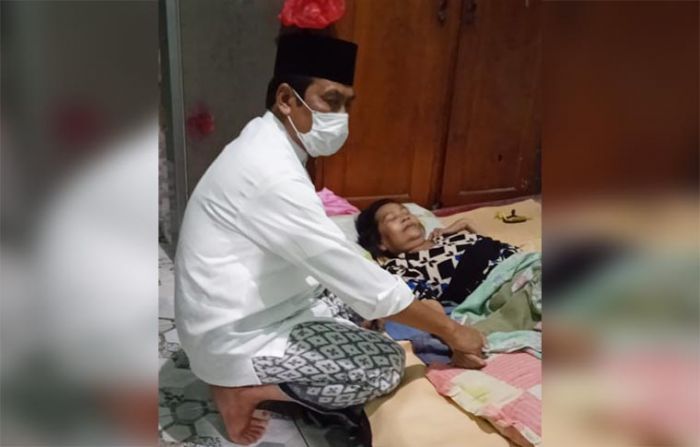 Qosim Jenguk Tiga Warga Sakit di Padang Bandung, Dukun Qosim Jenguk Tiga Warga Sakit di Padang Bandung, Dukun