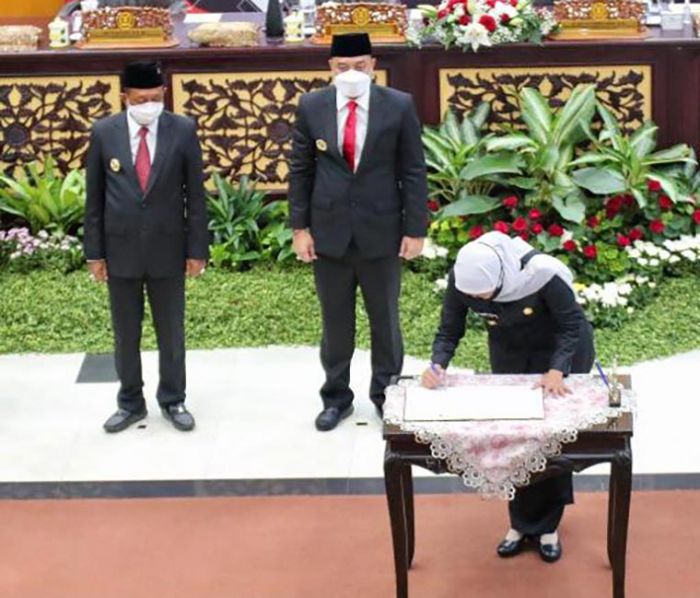 Hadiri Sertijab Wali Kota, Gubernur Khofifah Menginisiasi Sister City Surabaya-Sampang Hadiri Sertijab Wali Kota, Gubernur Khofifah Menginisiasi Sister City Surabaya-Sampang