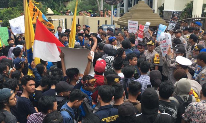 Tak Ditemui Bupati Jember, Mahasiswa Terlibat Saling Dorong dengan Aparat, Pagar Pemkab Roboh Tak Ditemui Bupati Jember, Mahasiswa Terlibat Saling Dorong dengan Aparat, Pagar Pemkab Roboh
