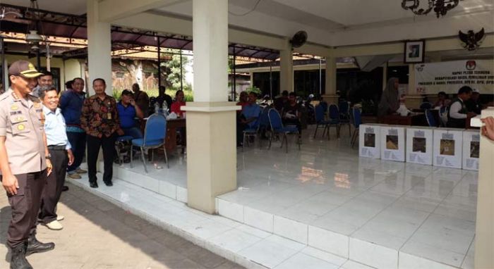 Kapolresta Sidoarjo Cek PPK, Pastikan Rekap Pleno Penghitungan Suara Berjalan Aman Kapolresta Sidoarjo Cek PPK, Pastikan Rekap Pleno Penghitungan Suara Berjalan Aman