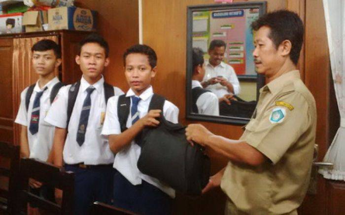 Siswa SMP di Lamongan Temukan Tas, Diserahkan Polisi Siswa SMP di Lamongan Temukan Tas, Diserahkan Polisi