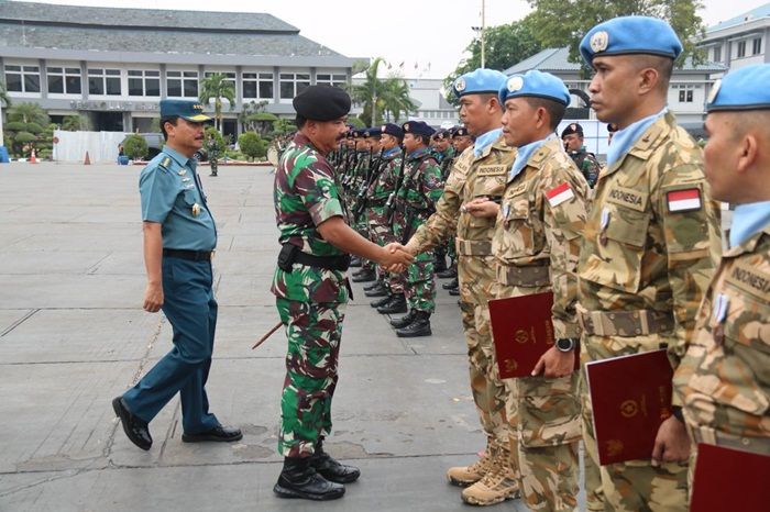 Panglima Sematkan Satya Lencana Shanty Darma ke Satgas MTF TNI Konga XXVII-J Unifil