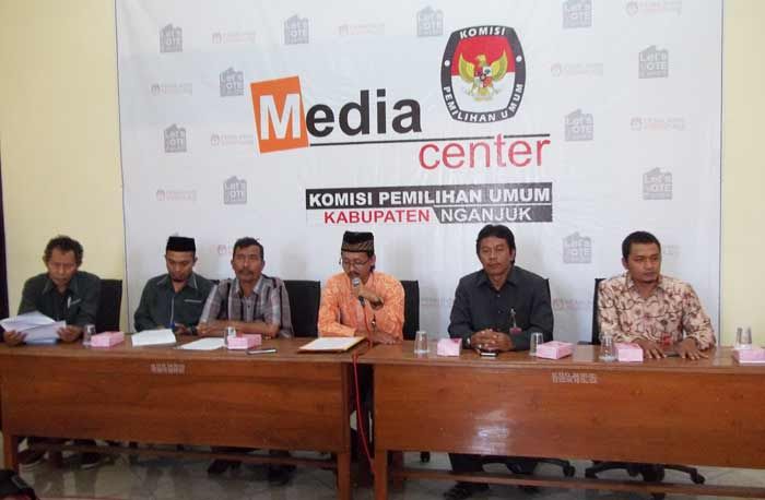 Maju Pilkada Nganjuk Lewat Jalur Perseorangan harus Kumpulkan 65.619 KTP Maju Pilkada Nganjuk Lewat Jalur Perseorangan harus Kumpulkan 65.619 KTP