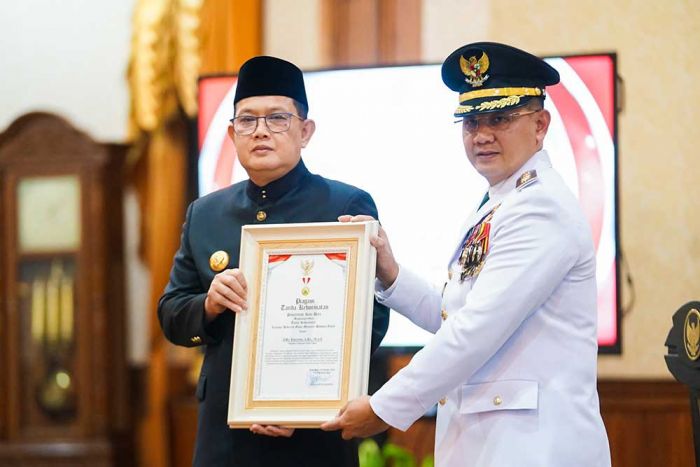Pj Gubernur Jatim Kembali Lantik Aries Agung Paewai sebagai Pj Wali Kota Batu Pj Gubernur Jatim Kembali Lantik Aries Agung Paewai sebagai Pj Wali Kota Batu