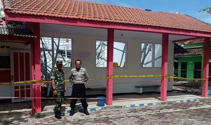 Kadispendik Sebut Ambruknya Atap SDN Keting Karena Air Hujan yang Meresap di Genteng Kadispendik Sebut Ambruknya Atap SDN Keting Karena Air Hujan yang Meresap di Genteng